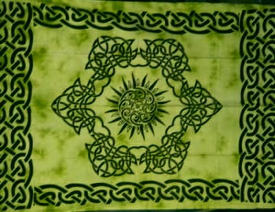 9ebd3372-2ebb-583e-bbbc-7f24795131d6.jpg Celtic Knot Sun Tapestry -Green