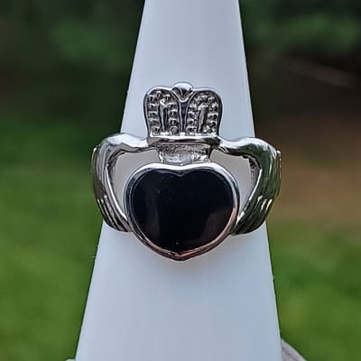 73c7497c-f70e-5bb1-bee6-cced3bd255a6.jpg Black Heart Celtic Claddagh Ring
